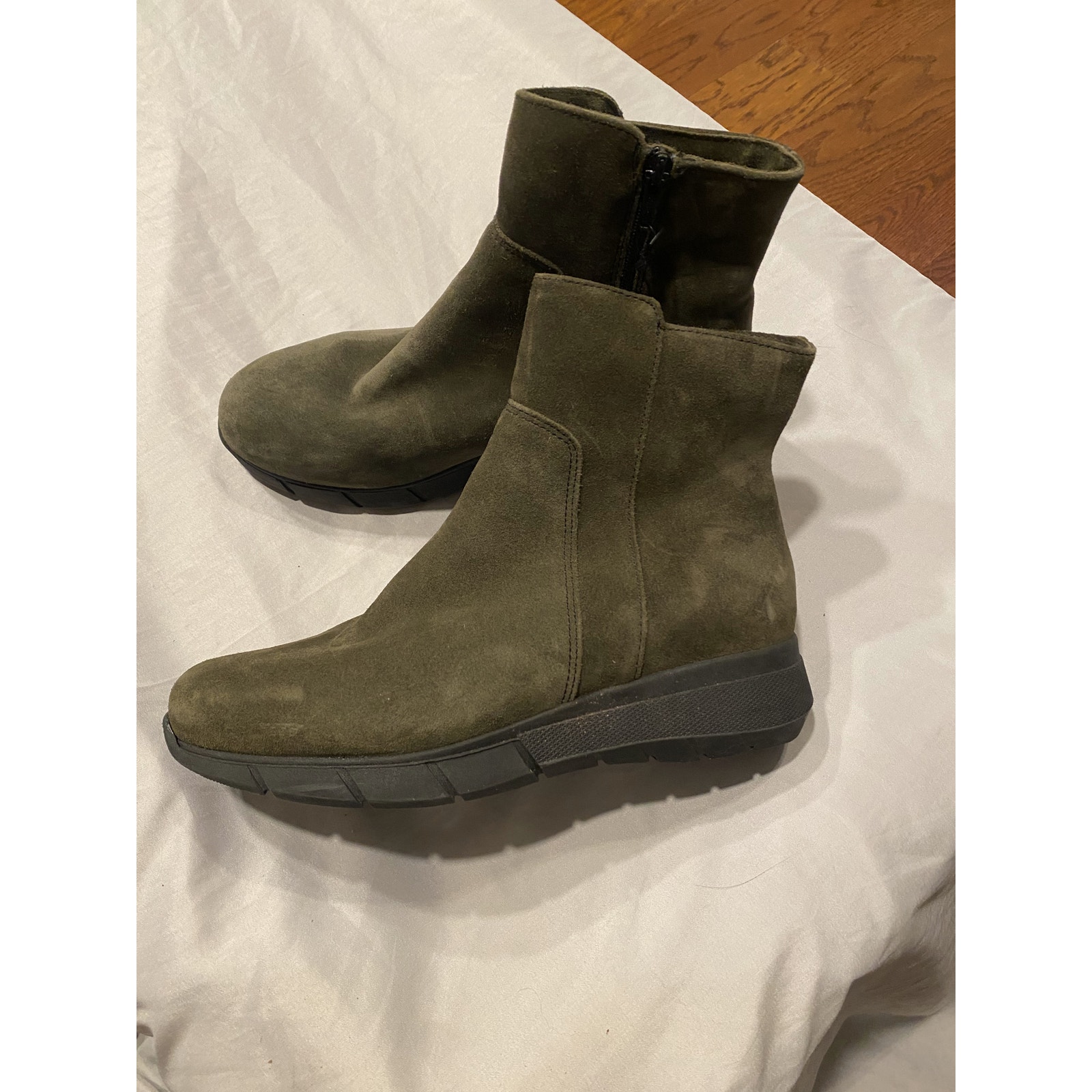 La Canadienne Montreal Vira Women's 6.5 Green Suede Zip Round Toe Bootie Boots